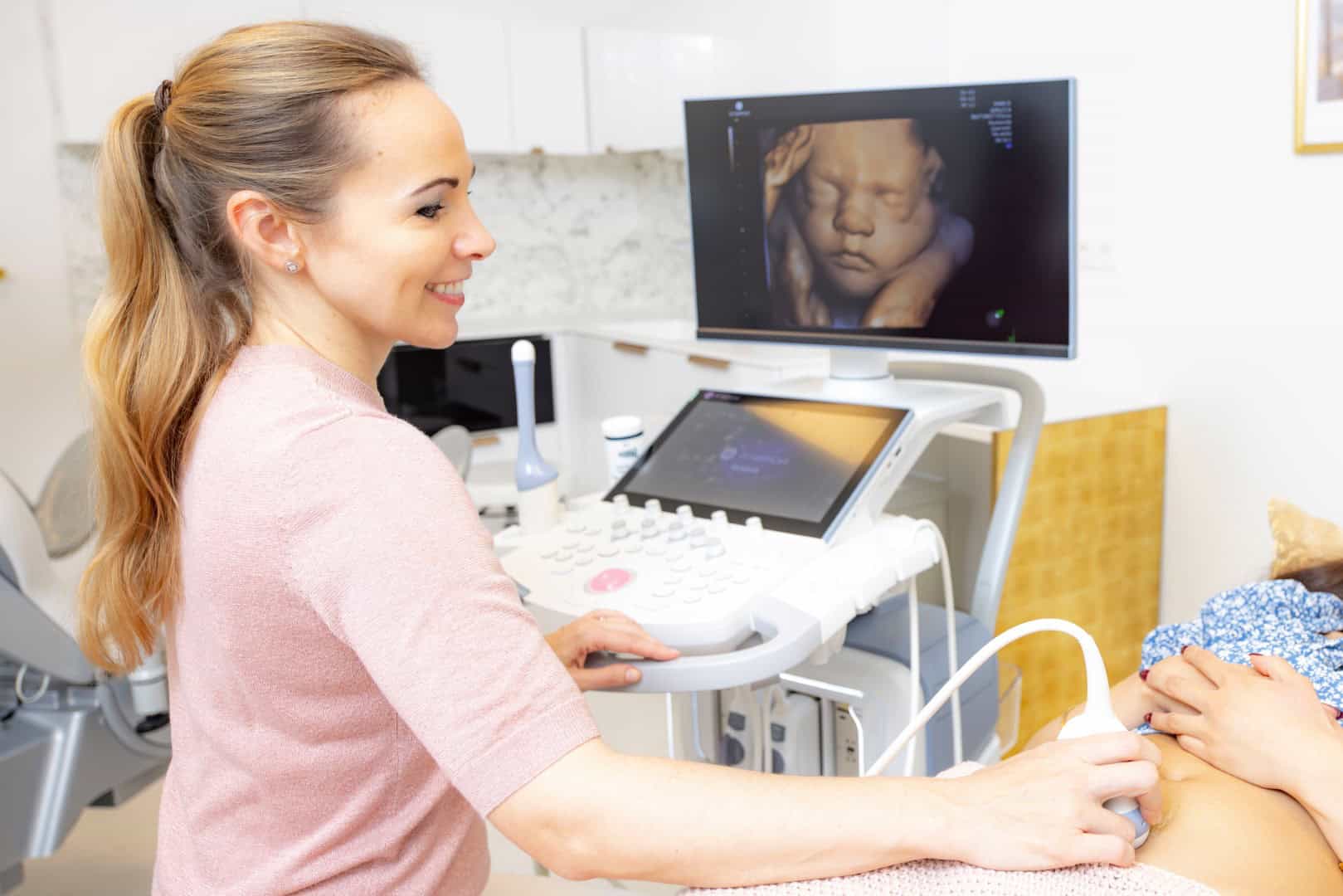 Hochschwangere Frau bei Ultraschalluntersuchung in Graz, Frauenarztpraxis Dr. Gold.